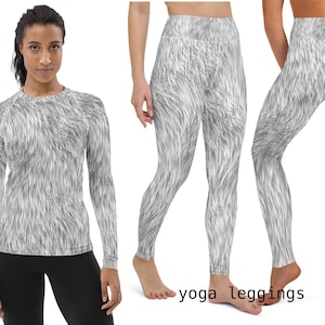 Puede incluir: Una camisa de manga larga blanca y gris y leggings a juego con estampado de piel. Los leggings son leggings de yoga.