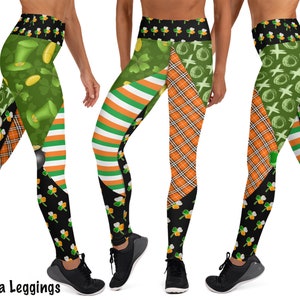 Puede incluir: Leggings de yoga verdes, negras, naranjas y blancas con un diseño de patchwork que incluye tréboles, sombreros de duende y otros patrones con temática del Día de San Patricio. Leggings de yoga.