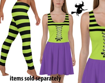 Puede incluir: Unos leggings a rayas verdes y negras y un vestido sin mangas con un corpiño verde lima y una falda morada. El corpiño tiene un diseño de corsé con cordones blancos. Una silueta negra de una bruja en una escoba está en el fondo. El texto "artículos vendidos por separado" está en la parte inferior.
