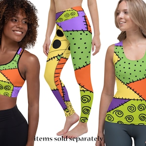 Puede incluir: Un conjunto de sujetador deportivo, leggings y camiseta sin mangas con un diseño de patchwork en amarillo, naranja, verde y morado. Las piezas presentan costuras negras y patrones de espirales y puntos. El texto "items sold separately" está en la parte inferior.