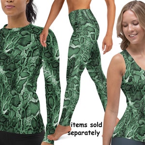 Könnte beinhalten: Sportbekleidung mit grünem Schlangenmuster. Das Set besteht aus einem langärmeligen Shirt, Leggings und einem Tanktop. Der Text "items sold separately" ist sichtbar.