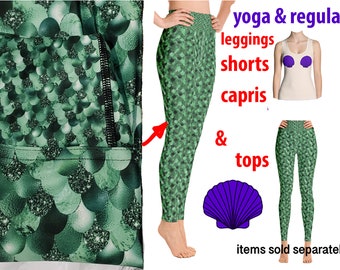 Puede incluir: Leggings verdes con un patrón de escamas de sirena. Los leggings tienen un bolsillo lateral. La imagen también muestra un top blanco sin mangas con un diseño de concha púrpura y un par de leggings verdes con un patrón de escamas de sirena. El texto "yoga & regular leggings shorts capris & tops" se muestra en la imagen. El texto "items sold separately" también se muestra en la imagen.