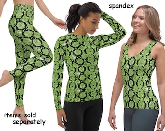 Puede incluir: Tres prendas de vestir diferentes con un estampado de piel de serpiente verde. La primera prenda es un pantalón de yoga, la segunda es una camisa de manga larga y la tercera es un top sin mangas. El texto "spandex" es visible en la parte superior de la imagen. El texto "artículos vendidos por separado" es visible en la parte inferior de la imagen.