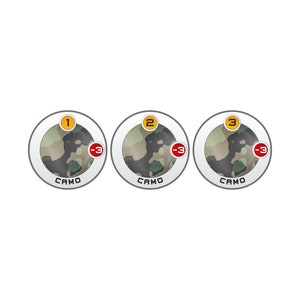 Puede incluir: Tres botones redondos con borde blanco y un patrón de camuflaje. Cada botón tiene un número amarillo 1, 2 o 3 y un número rojo -3.
