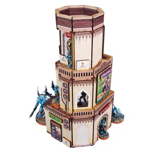 Puede incluir: Una torre de madera modular de varios niveles, de color blanco y marrón. La torre tiene una base hexagonal y presenta ventanas arqueadas y detalles decorativos. La torre está decorada con pequeñas figuras pintadas y cartas.