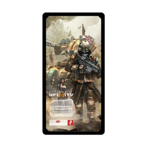 Puede incluir: Un soldado futurista con un traje marrón y gris, un casco y un arma, de pie frente a un vehículo grande y blindado. El fondo es una ciudad destruida. El texto de la tarjeta dice "Corvus Belli Infinity Command Panel".