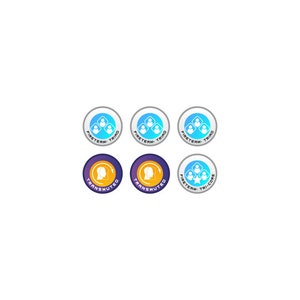 Puede incluir: Seis insignias coloridas con el texto "Fireteam Trio" y "Fireteam Tri-Core" en un degradado de azul y morado. Las insignias muestran un grupo de tres personas y una estrella.