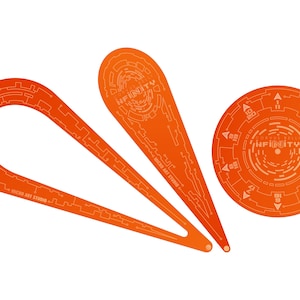 Puede incluir: Tres plantillas naranjas con diseños geométricos. Las plantillas están etiquetadas como "Infinity Art Studio" y presentan un diseño circular con flechas que apuntan en diferentes direcciones.