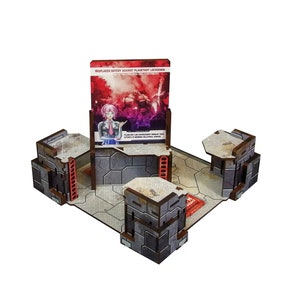 Puede incluir: Un conjunto de cuatro piezas de terreno modulares grises y marrones con una escalera roja en cada pieza. Una tarjeta con un fondo rojo, rosa y morado se muestra en un soporte para tarjetas en la parte superior de la pieza central. La tarjeta dice "Misplaced Authority Against Planetary Lockdown".