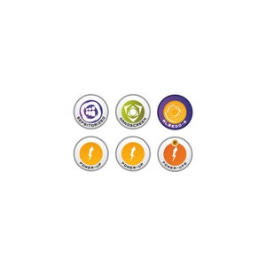 Puede incluir: Una colección de seis etiquetas de productos circulares y coloridas con varios iconos y texto. Las etiquetas incluyen las palabras "Sensitized", "Nanoscreen", "Albedo-R" y "Power-Up". Cada etiqueta tiene un diseño y esquema de color únicos.