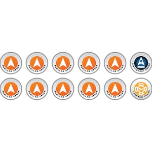 Puede incluir: Un conjunto de 10 insignias redondas con diferentes diseños. Las insignias son grises con texto naranja y negro. El texto en las insignias dice "Orden Regular", "Orden de Teniente" y "Ficha de Comando".