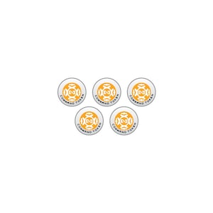 Puede incluir: Cinco pegatinas redondas blancas con un logotipo amarillo y gris en el centro. El logotipo es una letra N estilizada con cuatro flechas que apuntan hacia afuera. El texto "COMMAND TOKEN" está impreso alrededor del logotipo.