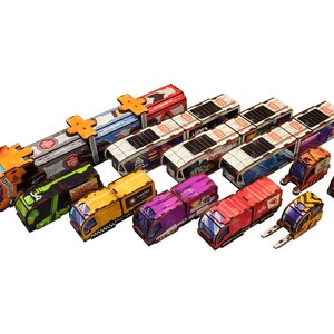 Puede incluir: Un conjunto de 12 vehículos de juguete de madera coloridos, que incluyen un autobús, un camión, una camioneta y un vehículo de construcción. Los vehículos son de diferentes tamaños y tienen varios diseños y logotipos.
