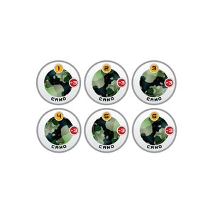 Puede incluir: Seis pegatinas redondas, con borde blanco, de patrón de camuflaje, con los números del 1 al 6 en círculos amarillos y un círculo rojo con -3.