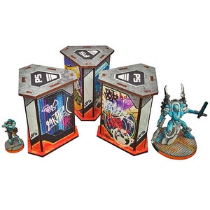 Könnte beinhalten: Drei sechseckige, mit Graffiti bemalte, modulare Geländeteile für Tabletop-Spiele. Jedes Teil hat eine graue Oberseite mit den Buchstaben "PS" und einem schwarzen Dreieck. Die Teile sind aus Holz und haben eine leuchtend orangefarbene Basis.