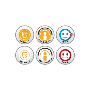 Puede incluir: Seis iconos circulares con fondo blanco y bordes grises. Los iconos están dispuestos en dos filas de tres. La fila superior presenta un icono amarillo con una persona que lleva un sombrero, un icono azul con una persona con un micrófono y un icono turquesa con una cara sonriente. La fila inferior presenta un icono amarillo con una persona que lleva un sombrero, un icono azul con una persona con un micrófono y un icono rojo con una cara sonriente. Los iconos están etiquetados como "DECOY-1", "HOLOECHO 1", "IMP 1", "DECOY-2", "HOLOECHO 2" e "IMP 2".