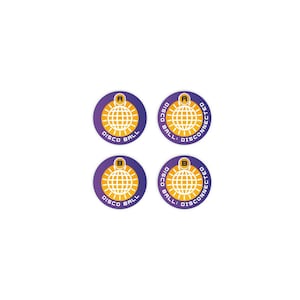 Puede incluir: Cuatro pegatinas moradas y amarillas con el texto "DISCO BALL: DISCONNECTED" y un gráfico de bola de discoteca amarilla.