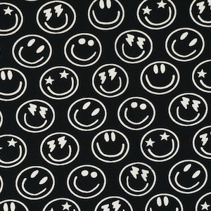 Può includere: Tessuto nero con un motivo ripetuto di faccine sorridenti bianche. Alcune faccine hanno occhi a stella o a fulmine. Questo design giocoso è adatto per abbigliamento o accessori.