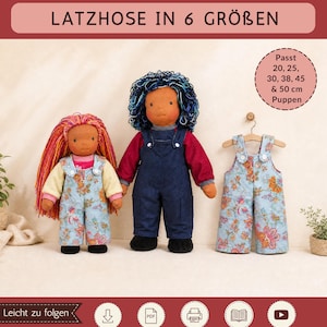 Peut inclure: Deux poupées en tissu avec des cheveux en laine, l'une avec des cheveux roses et orange et l'autre avec des cheveux bleus, portant des salopettes. Une salopette à fleurs est suspendue sur un cintre. Texte : Sami Dolls, Latzhose in 6 Größen, Passt 20, 25, 30, 38, 45 & 50 cm Puppen.