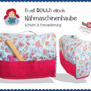 Può includere: Una copertura per macchina da cucire con un motivo floreale in tonalità di blu, rosa e verde. La copertura è foderata in tessuto rosa e ha tasche per riporre gli accessori per la cucitura. La copertura è mostrata in due viste, una con il davanti rivolto verso lo spettatore e l'altra con il lato rivolto verso lo spettatore. Il testo "Sami Dolls eBook: Nähmaschinenhaube Schnitt & Fotoanleitung" è visibile nell'immagine.