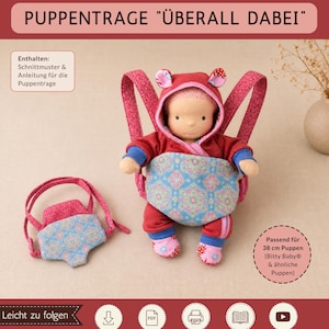 以下が含まれることがあります： Sami Dolls Puppentrage Überall Dabeiというタイトルの人形用キャリアのPDF型紙。画像には、赤いフード付きの服を着た人形が、青い柄のフロントパネルが付いたピンクの花柄キャリアに入っている様子と、もう一つの同じキャリアが写っています。