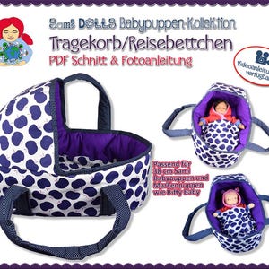 Könnte beinhalten: Ein blauer und weißer Baby-Puppen-Tragekorb mit violettem Futter und zwei Griffen. Der Korb ist für 38 cm Sami Baby-Puppen und andere Puppen in ähnlicher Größe konzipiert. Der Text "Sam? DOLLS Babypuppen Kollektion Tragekorb/Reisebettchen PDF Schnitt & Fotoanleitung Videoanleitungen verfügbar!" ist im Bild zu sehen.