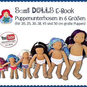 Può includere: Un set di sei mutandine per bambole di diverse dimensioni, che vanno dai 20 ai 50 cm. Le mutandine sono in tessuto bianco con stampa floreale. Le bambole sono in feltro e hanno i capelli di diversi colori. L'immagine include il testo "Samt DOLLS E-Book" e "Puppenunterhosen in 6 Größen (für 20, 25, 30, 38, 45 und 50 cm große Puppen)".