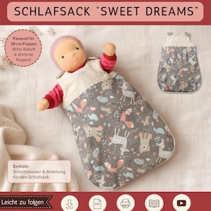 Op de afbeelding: Een PDF-naaipatroon voor een poppenslaapzak getiteld SCHLAFSACK SWEET DREAMS. De afbeelding toont een pop in een grijze slaapzak met een bosdierenprint van vossen, beren en herten, gecombineerd met een crèmekleurig lijfje.