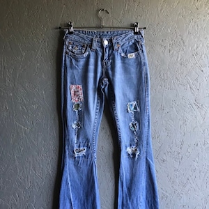 Vintage Vrouwen True Religion Jeans / Distressed Denim Broek met Patches Bloemen Maat 27 Hemelsblauwe Kleur