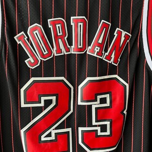 Maglia vintage di Michael Jordan dei Chicago Bulls, Nike Team Pinstripe nera e rossa, numero 23 NBA Swingman, con cuciture, taglia M, rara, anni '90, abbigliamento sportivo da basket. immagine 11