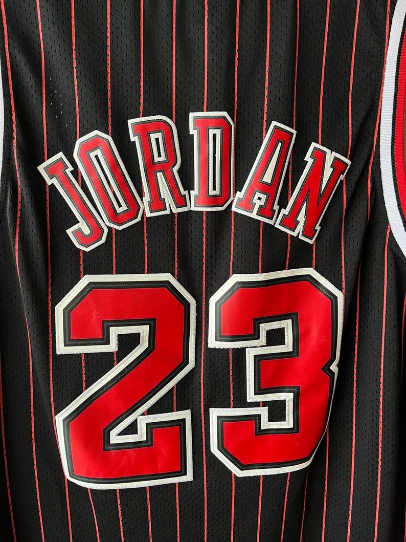 Maglia vintage di Michael Jordan dei Chicago Bulls, Nike Team Pinstripe nera e rossa, numero 23 NBA Swingman, con cuciture, taglia M, rara, anni '90, abbigliamento sportivo da basket. immagine 11