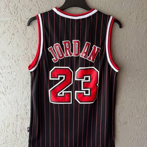 Maglia vintage di Michael Jordan dei Chicago Bulls, Nike Team Pinstripe nera e rossa, numero 23 NBA Swingman, con cuciture, taglia M, rara, anni '90, abbigliamento sportivo da basket. immagine 9