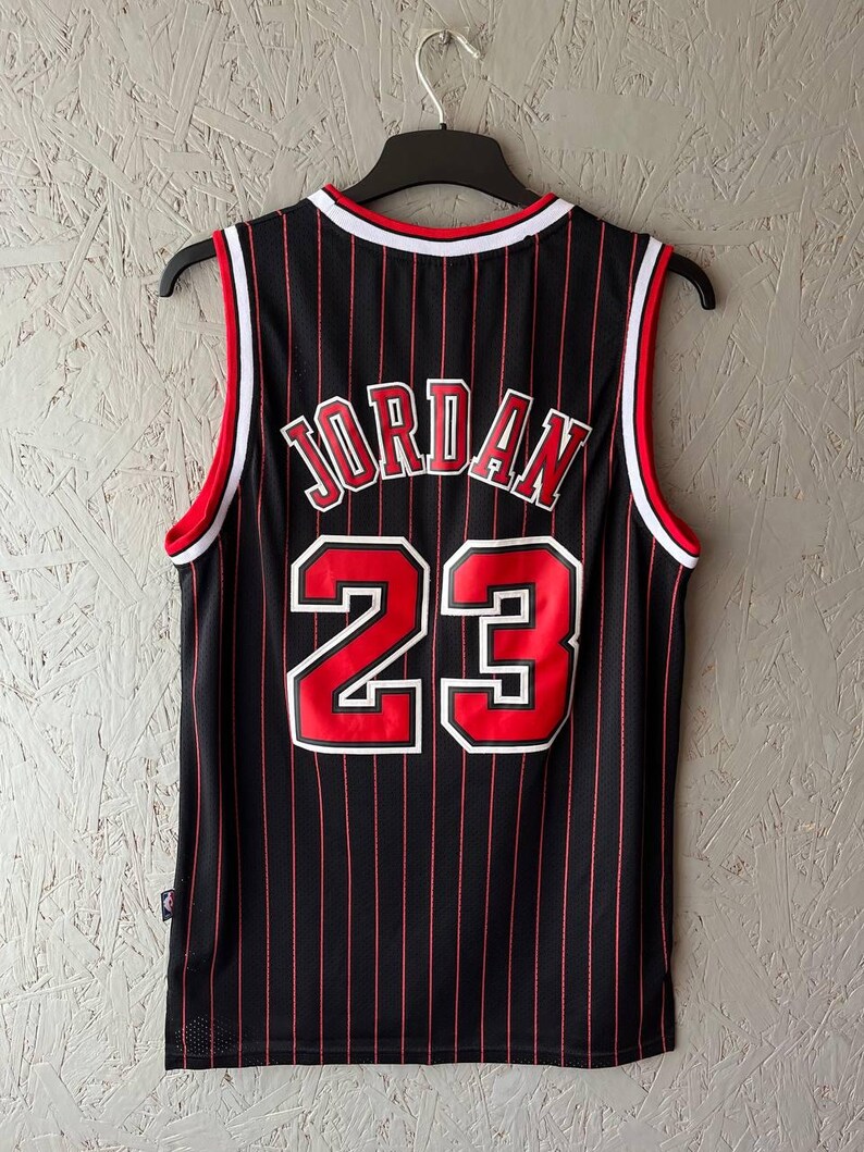 Maglia vintage di Michael Jordan dei Chicago Bulls, Nike Team Pinstripe nera e rossa, numero 23 NBA Swingman, con cuciture, taglia M, rara, anni '90, abbigliamento sportivo da basket. immagine 9