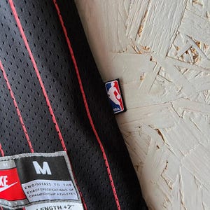 Maglia vintage di Michael Jordan dei Chicago Bulls, Nike Team Pinstripe nera e rossa, numero 23 NBA Swingman, con cuciture, taglia M, rara, anni '90, abbigliamento sportivo da basket. immagine 7