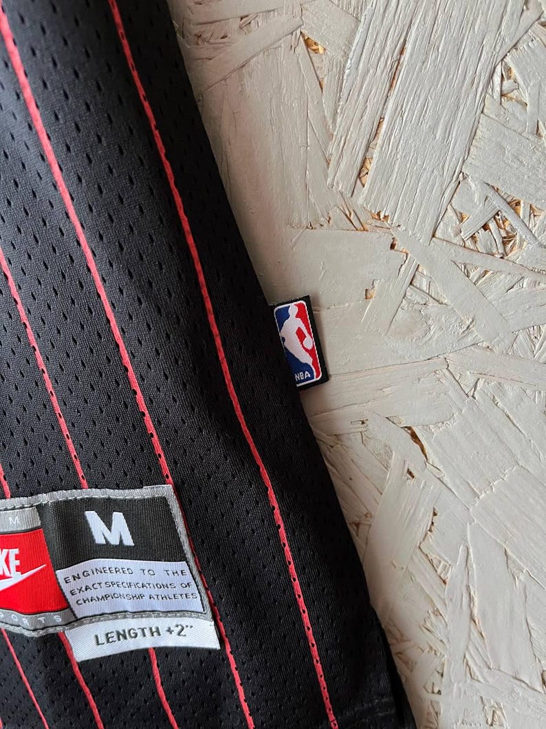 Maglia vintage di Michael Jordan dei Chicago Bulls, Nike Team Pinstripe nera e rossa, numero 23 NBA Swingman, con cuciture, taglia M, rara, anni '90, abbigliamento sportivo da basket. immagine 7