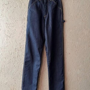 Vintage 80-tals WRANGLER Dam Cowboy Western USA Denim Jeans Arbetsbyxor Läderlapp Logotyp Storlek 26 x 36 Färg Marinblå Indigo bild 2