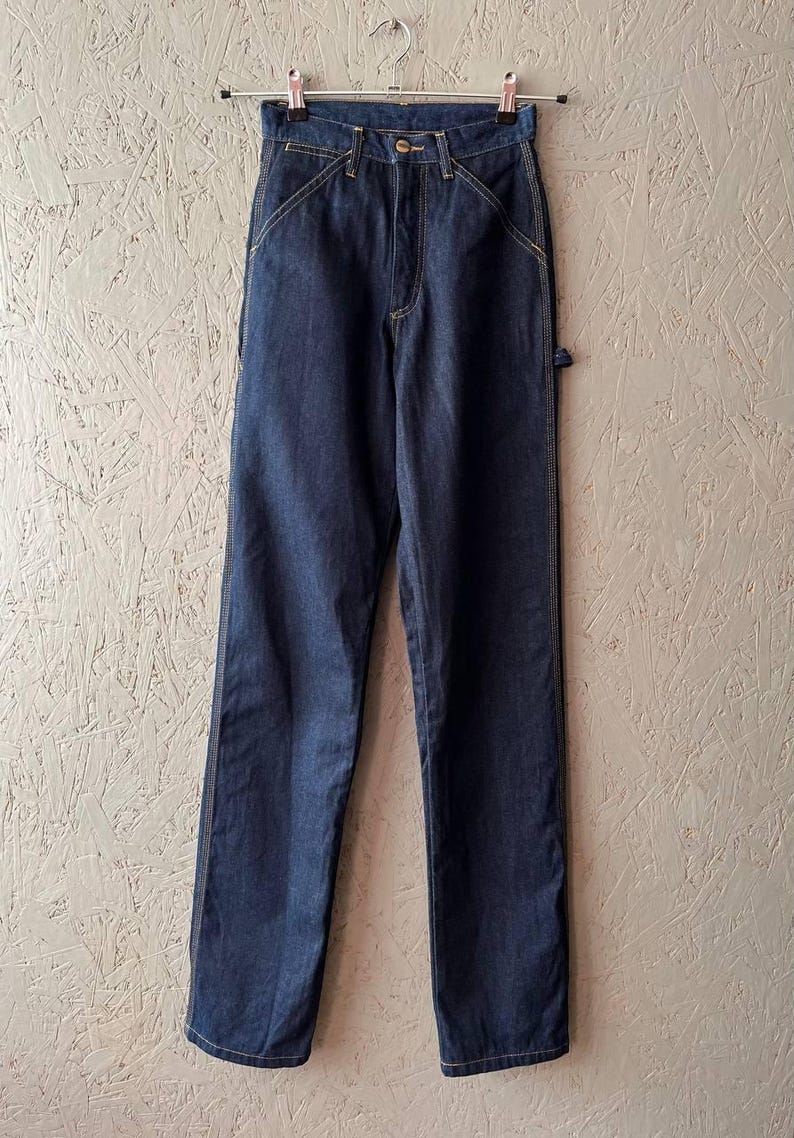 Vintage 80-tals WRANGLER Dam Cowboy Western USA Denim Jeans Arbetsbyxor Läderlapp Logotyp Storlek 26 x 36 Färg Marinblå Indigo bild 2