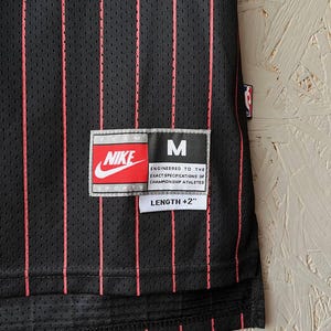 Maglia vintage di Michael Jordan dei Chicago Bulls, Nike Team Pinstripe nera e rossa, numero 23 NBA Swingman, con cuciture, taglia M, rara, anni '90, abbigliamento sportivo da basket. immagine 6