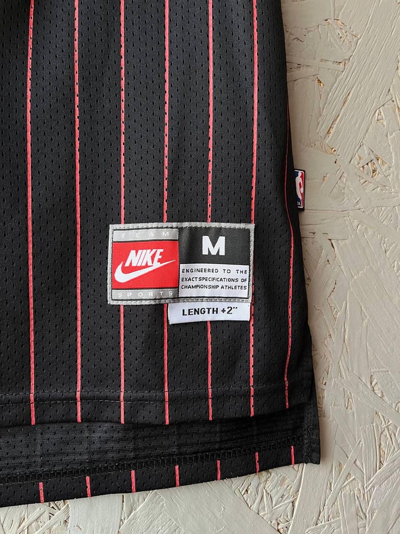 Maglia vintage di Michael Jordan dei Chicago Bulls, Nike Team Pinstripe nera e rossa, numero 23 NBA Swingman, con cuciture, taglia M, rara, anni '90, abbigliamento sportivo da basket. immagine 6