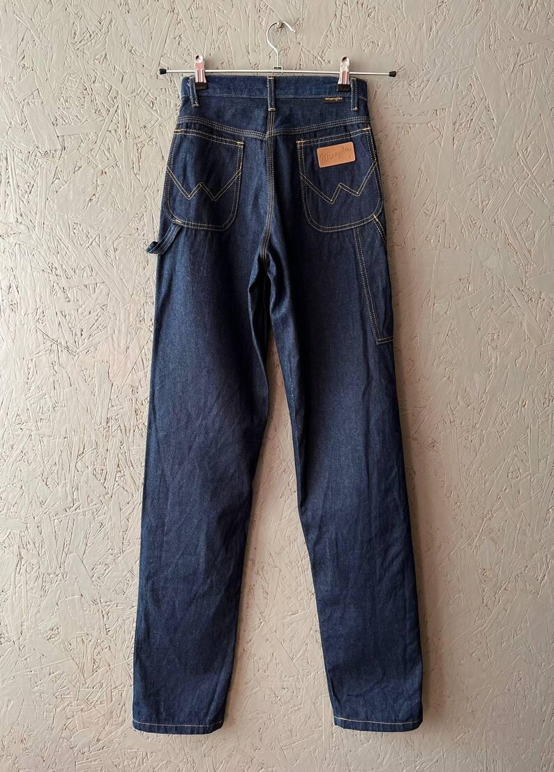 Vintage 80-tals WRANGLER Dam Cowboy Western USA Denim Jeans Arbetsbyxor Läderlapp Logotyp Storlek 26 x 36 Färg Marinblå Indigo bild 8