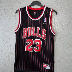 Maglia vintage di Michael Jordan dei Chicago Bulls, Nike Team Pinstripe nera e rossa, numero 23 NBA Swingman, con cuciture, taglia M, rara, anni '90, abbigliamento sportivo da basket. immagine 8