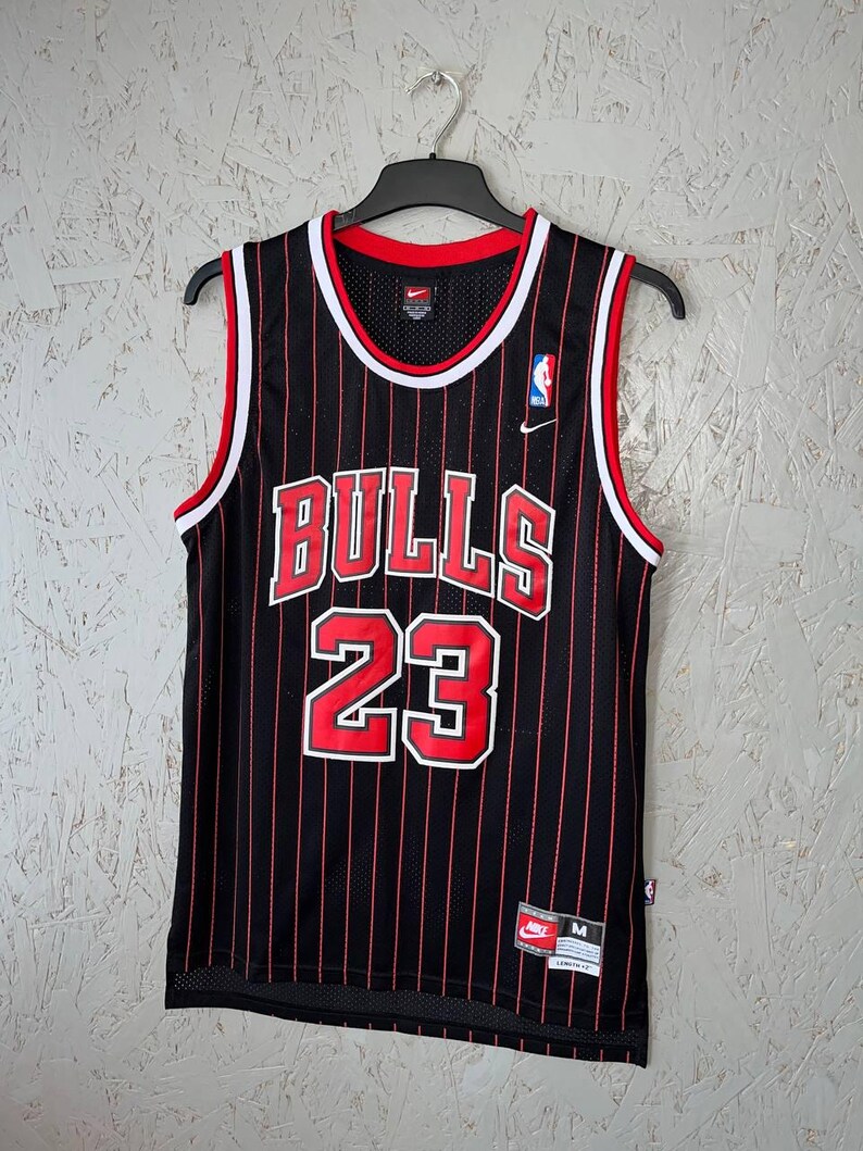 Maglia vintage di Michael Jordan dei Chicago Bulls, Nike Team Pinstripe nera e rossa, numero 23 NBA Swingman, con cuciture, taglia M, rara, anni '90, abbigliamento sportivo da basket. immagine 8