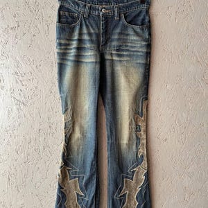 Legatte Jeans Designer Italien Damen Denim Hose Schlaghose mit Blumen Leder Patches Größe II (2) Farbe Blau