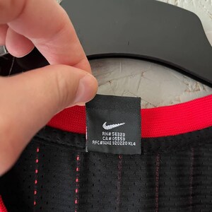 Maglia vintage di Michael Jordan dei Chicago Bulls, Nike Team Pinstripe nera e rossa, numero 23 NBA Swingman, con cuciture, taglia M, rara, anni '90, abbigliamento sportivo da basket. immagine 13