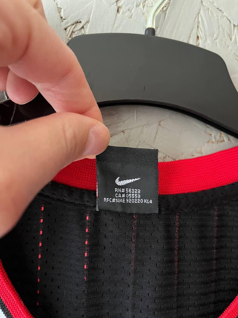 Maglia vintage di Michael Jordan dei Chicago Bulls, Nike Team Pinstripe nera e rossa, numero 23 NBA Swingman, con cuciture, taglia M, rara, anni '90, abbigliamento sportivo da basket. immagine 13