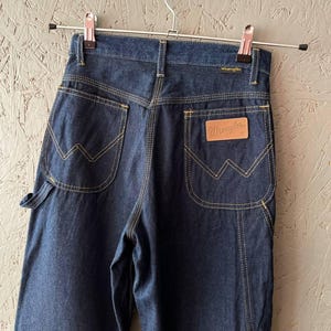 Vintage 80-tals WRANGLER Dam Cowboy Western USA Denim Jeans Arbetsbyxor Läderlapp Logotyp Storlek 26 x 36 Färg Marinblå Indigo bild 1
