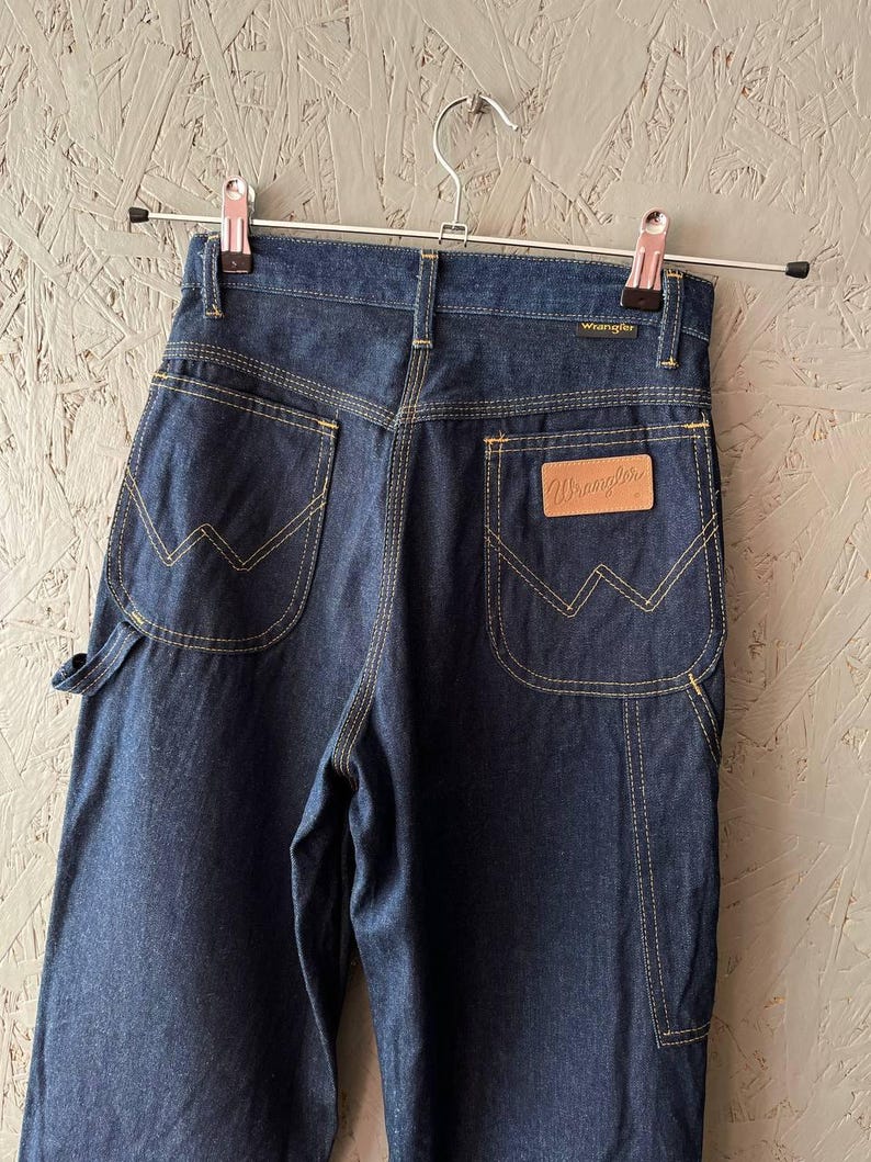 Vintage 80-tals WRANGLER Dam Cowboy Western USA Denim Jeans Arbetsbyxor Läderlapp Logotyp Storlek 26 x 36 Färg Marinblå Indigo bild 1