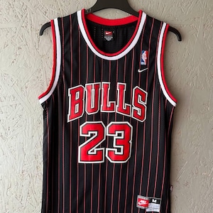 Maglia vintage di Michael Jordan dei Chicago Bulls, Nike Team Pinstripe nera e rossa, numero 23 NBA Swingman, con cuciture, taglia M, rara, anni '90, abbigliamento sportivo da basket. immagine 1