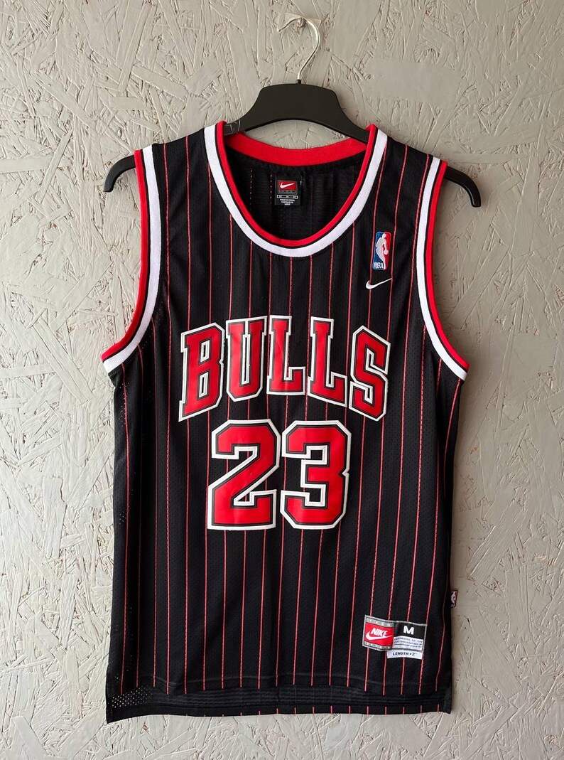 Maglia vintage di Michael Jordan dei Chicago Bulls, Nike Team Pinstripe nera e rossa, numero 23 NBA Swingman, con cuciture, taglia M, rara, anni '90, abbigliamento sportivo da basket. immagine 1