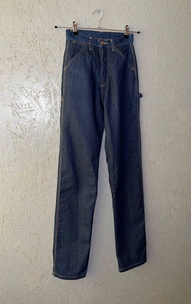 Vintage 80-tals WRANGLER Dam Cowboy Western USA Denim Jeans Arbetsbyxor Läderlapp Logotyp Storlek 26 x 36 Färg Marinblå Indigo bild 4